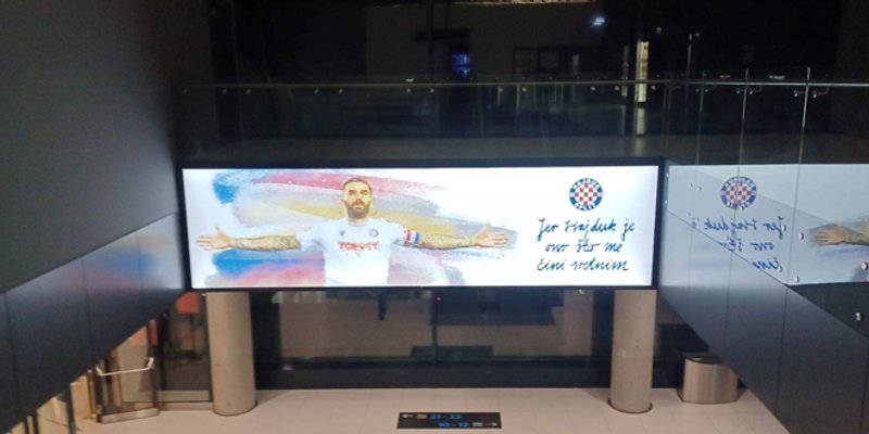 FOTO Hajdukov transparent s Livajom u prvom planu dočekuje putnike na zagrebačkom aerodromu