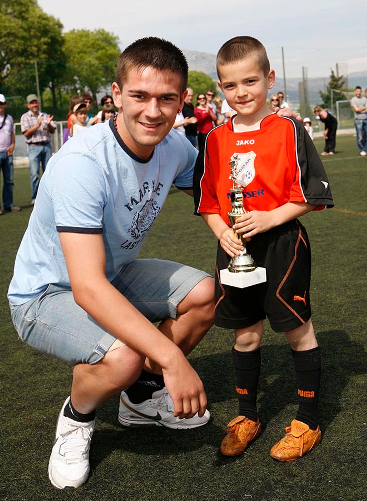 ŽIVOT PIŠE ROMANE: Prepoznajete li dječaka kojemu Marko Livaja predaje nagradu, danas predvodi najvećeg rivala