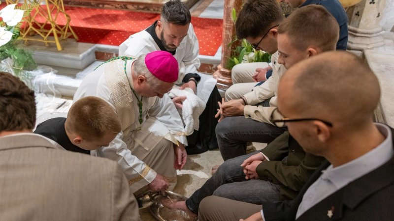 FOTO Nadbiskup Križić pojasnio simboliku pranja nogu apostolima