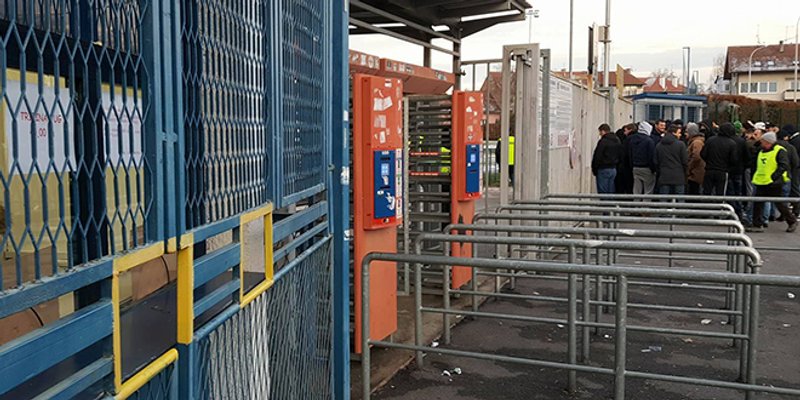 VIDEO: Pogledajte kako torcidašima skidaju patike, redari i na poluvremenu vrše nevjerojatnu kontrolu