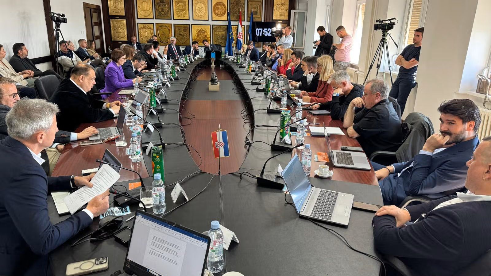 NEVIDLJIVA RUKA Tko je iz vladajuće većine presudio da se ne raspravlja o prodaji zemljišta direktoru Luke Split?