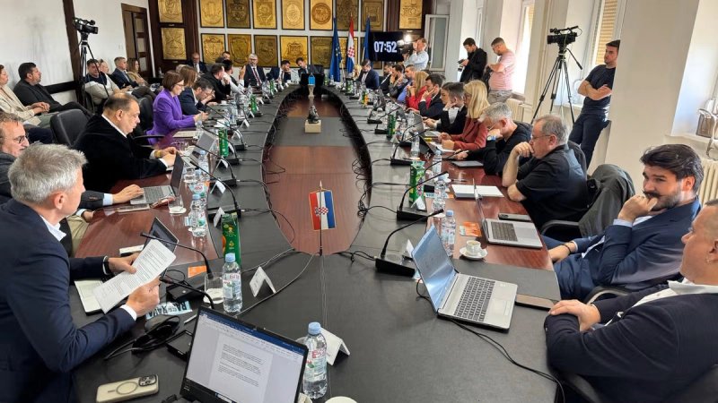 NEVIDLJIVA RUKA Tko je iz vladajuće većine presudio da se ne raspravlja o prodaji zemljišta direktoru Luke Split?