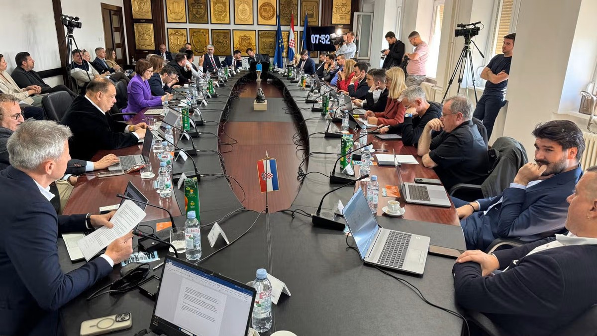 NEVIDLJIVA RUKA Tko je iz vladajuće većine presudio da se ne raspravlja o prodaji zemljišta direktoru Luke Split?