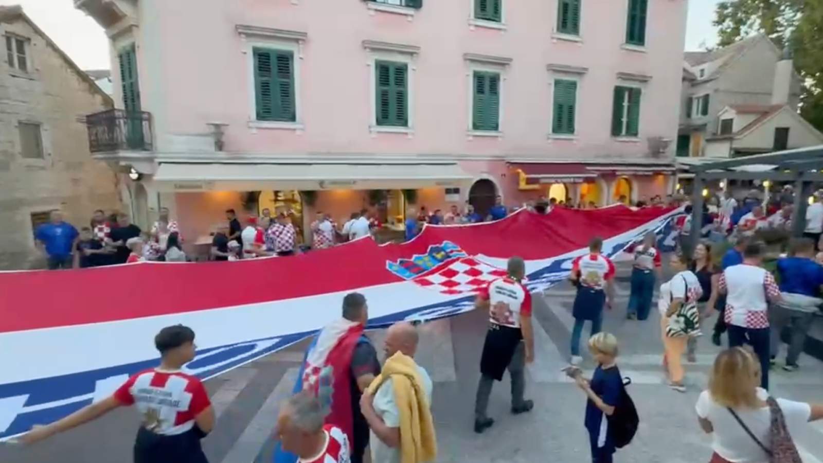 VIDEO Spektakl u centru Splita: Navijači iz Metkovića razvili ogromnu hrvatsku zastavu i krenuli prema Poljudu