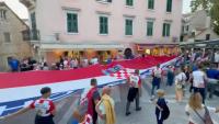 VIDEO Spektakl u centru Splita: Navijači iz Metkovića razvili ogromnu hrvatsku zastavu i krenuli prema Poljudu