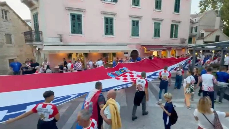 VIDEO Spektakl u centru Splita: Navijači iz Metkovića razvili ogromnu hrvatsku zastavu i krenuli prema Poljudu