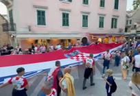 VIDEO Spektakl u centru Splita: Navijači iz Metkovića razvili ogromnu hrvatsku zastavu i krenuli prema Poljudu