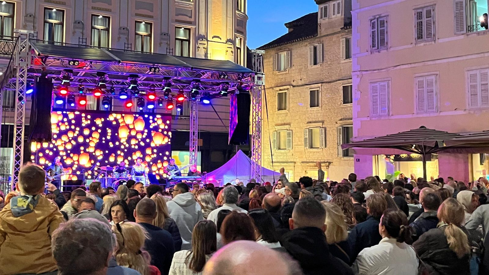 UŽIVO Nina Badrić Sudamju otvorila koncertom na Pjaci 