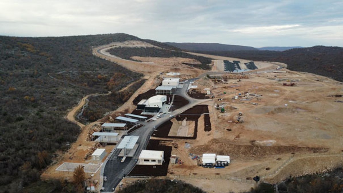 DI JE ZAPELO? Katastrofa na pomolu: Centar za gospodarenje otpadom u Lećevici neće biti dovršen prije 2028. godine!