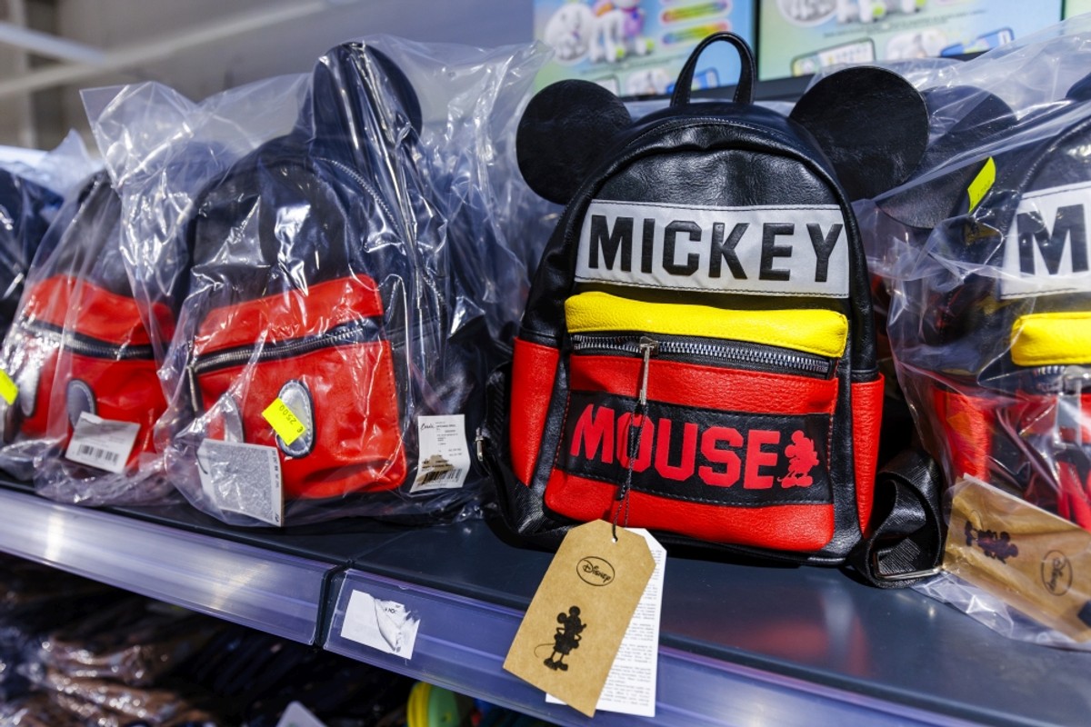 Božićna groznica trese Dalmaciju: U kaštelanskom outletu krenuo Black Friday! Božićni asortiman na 50% popusta, a na rasprodaji su stabla maslina i limuna