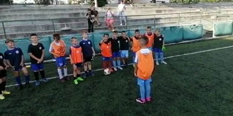 DA TI SRCE PUKNE: Pogledajte kako su se djeca na zadnjem treningu oprostila od prijatelja koji se vraća u Ukrajinu