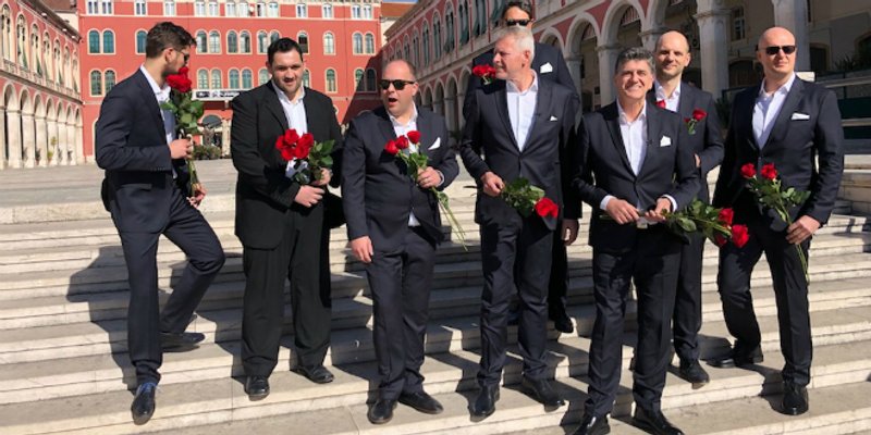 VIDEO Klapa Rišpet džentlmenskim potezom na Rivi oduševila Splićanke