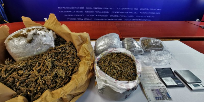 PAO SPLITSKI DILER U stanu držao gotovo 9 kila marihuane, a našli mu i kokain, vage te novac