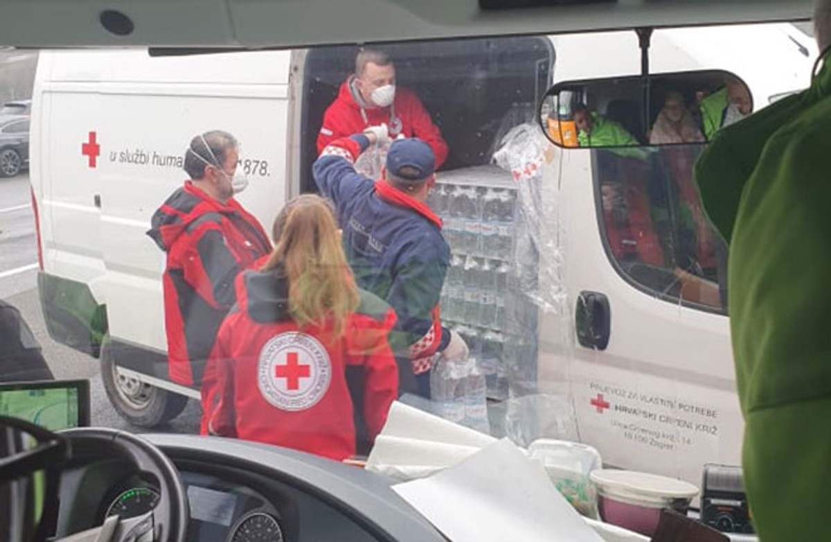 SPLIĆANKA O KAOSU NA GRANICI: 'Drže nas od sedam ujutro, nemamo gdje oprati ruke, a u autobusu je i dvogodišnja beba'