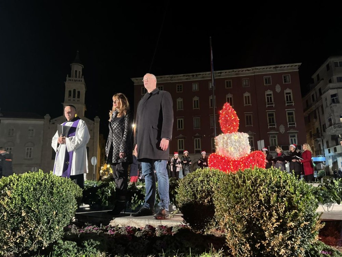 Prva adventska svijeća u Splitu