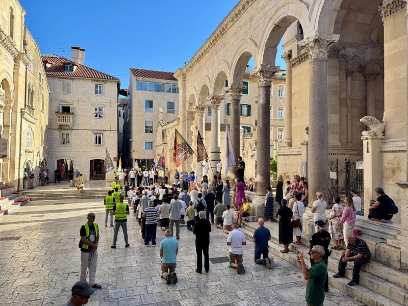 FOTO/VIDEO Molitelji i ove subote klečali na Peristilu