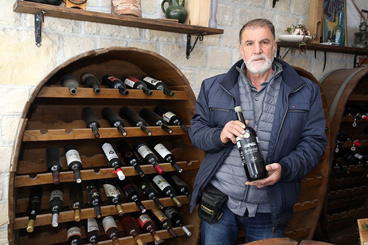 DOMOVINA CRLJENKA Jakša Bedalov: Znanstvenici su jedno vrijeme vjerovali da su dobričić i crljenak roditelji plavca malog, pa sam napravio vino Tribus koje je spoj te tri sorte