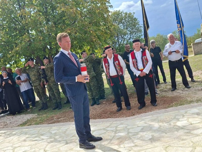 FOTOGALERIJA: U Lišanima Ostrovičkim otkriven spomenik žrtvama Domovinskog rata, Drugog svjetskog rata i poraća