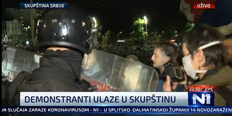KAOS U BEOGRADU Tisuće Srba na ulici protiv Vučićevih novih mjera, provalili u parlament!