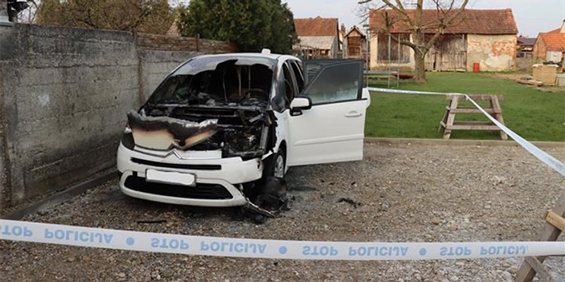 Starac podmetnuo požar pod četiri automobila