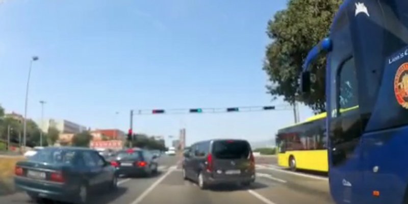 VIDEO Pogledajte bahatost vozača kombija na jednom od najprometnijih raskrižja u Splitu