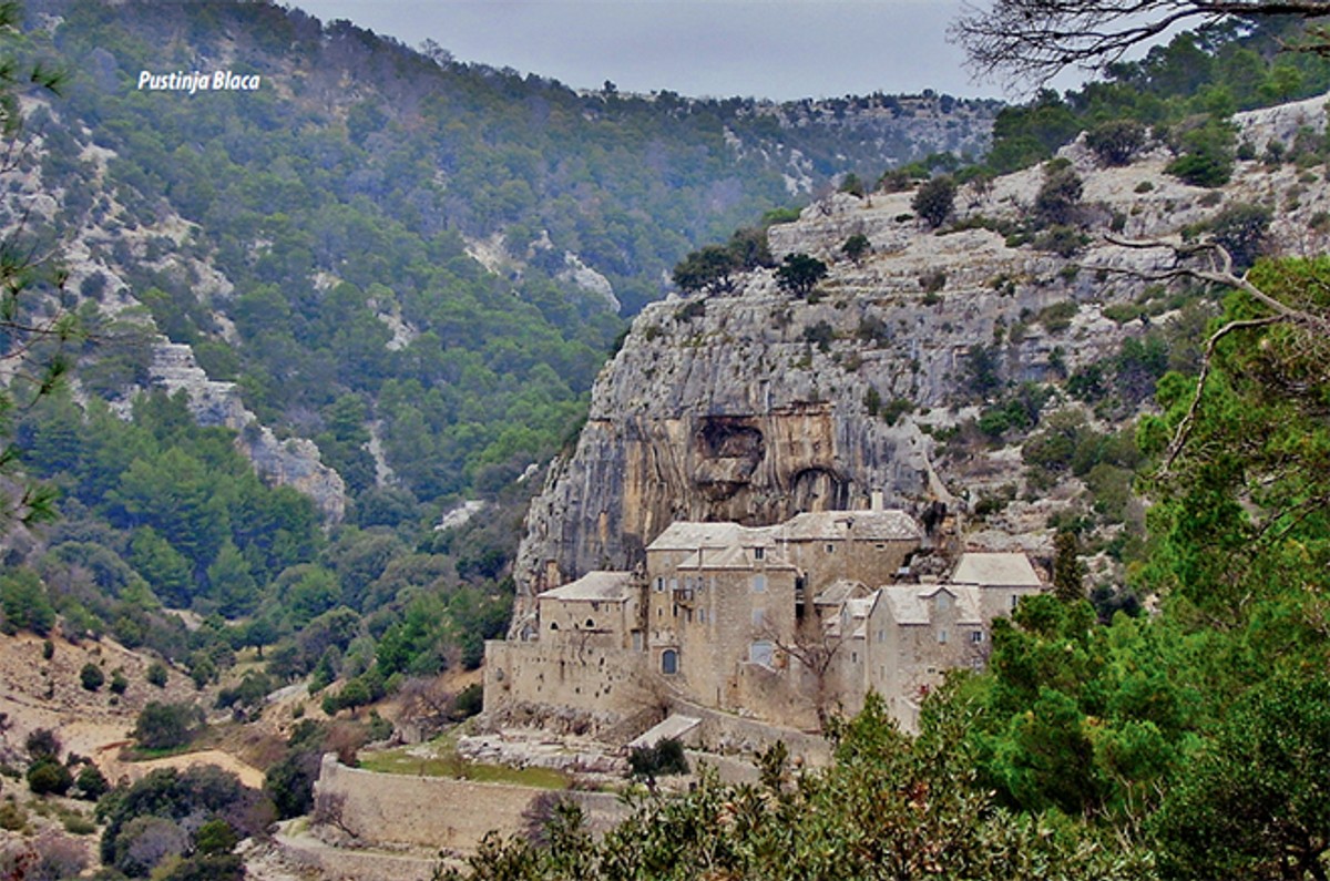 Monaški je život na Braču začet veoma rano, pustinjaci su tražili mir u špiljama