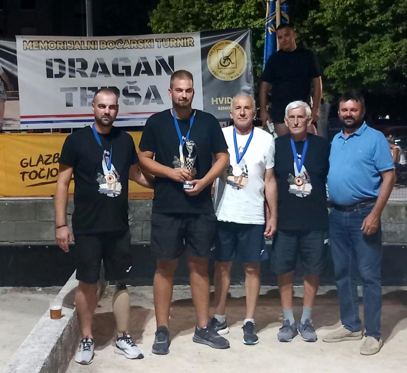 Benkovac nije zaboravio svog hrvatskog viteza: Bakljada i pjesma za Dragana Tepšu