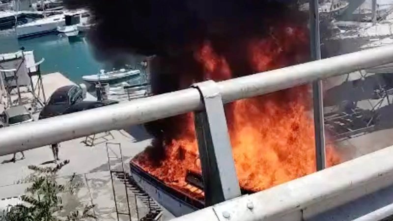 VIDEO Pogledajte kako vatra 'guta' brod u Splitu