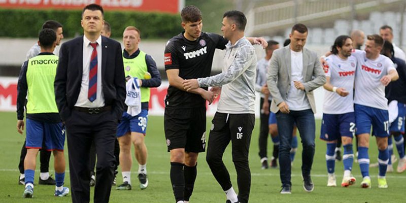 I njemu je ovo bila oproštajna na Poljudu, išao je s igračima do Sjevera, ispraćeni su s penisima