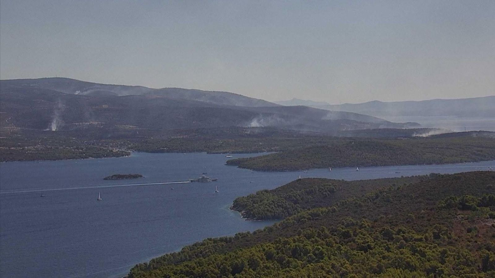 NOVE INFORMACIJE S TERENA 'Vatra zahvatila pomoćne objekte resorta na Braču, većina ugroženih obranjena'