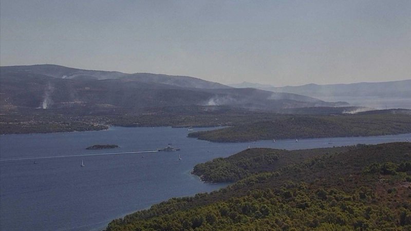 NOVE INFORMACIJE S TERENA 'Vatra zahvatila pomoćne objekte resorta na Braču, većina ugroženih obranjena'