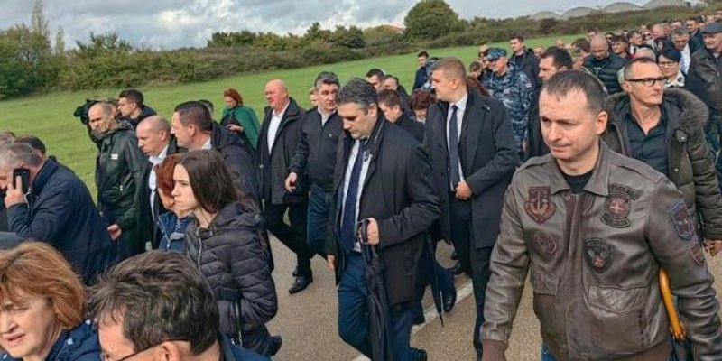 FOTO/VIDEO Milanović odao počast žrtvama Škabrnje i položio vijenac. Veliki barjak HOS-a dominirao u koloni