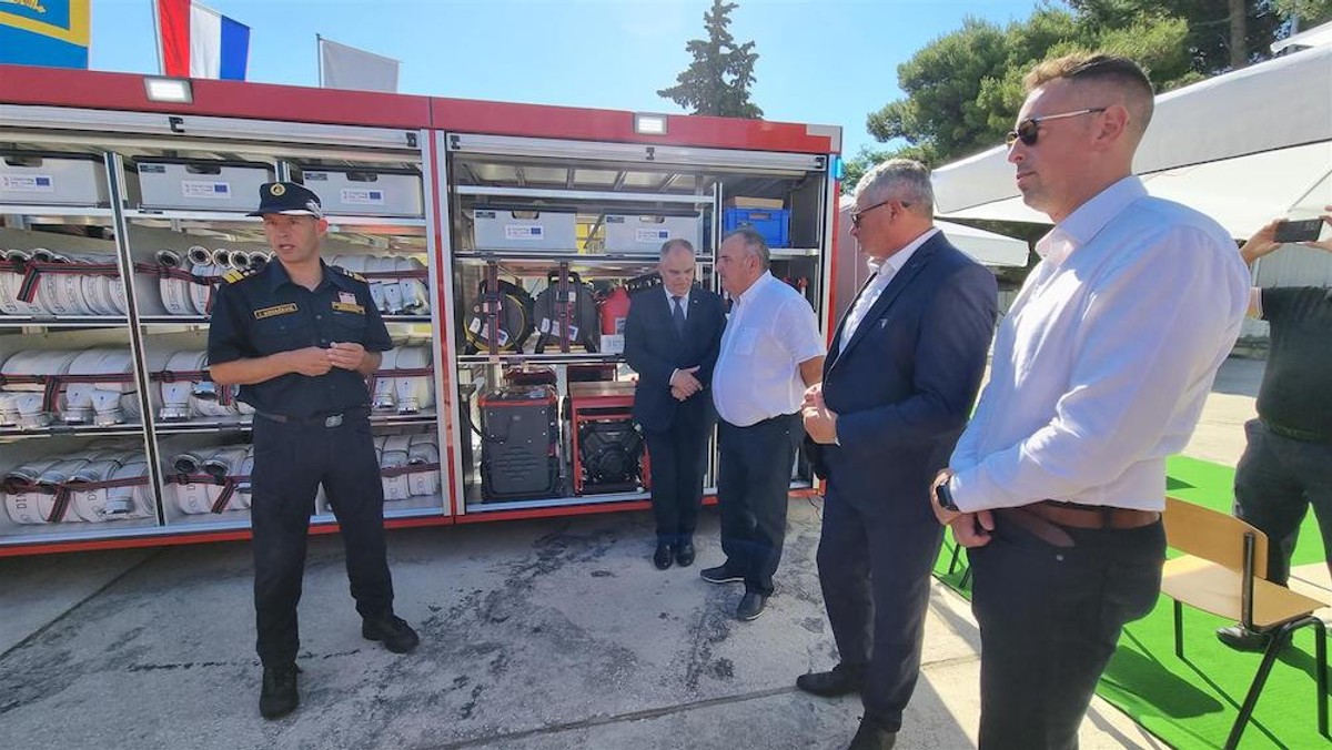 VIDEO Splitsko-dalmatinskim vatrogascima predan kontejner s opremom za zaštitu od poplava