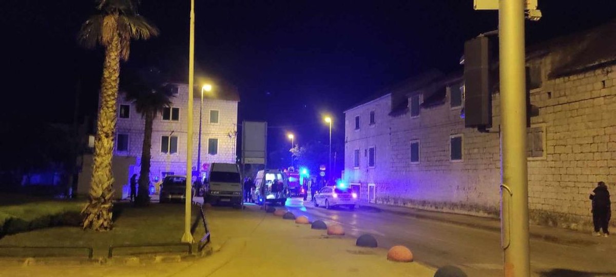 TEŠKA NESREĆA U SUĆURCU: BMW-om udario u zid kuće, jedna osoba prevezena u bolnicu