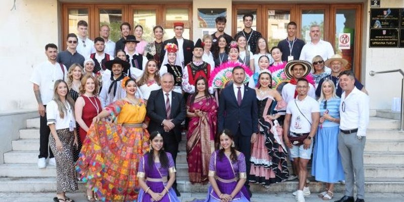 Folklorna čarolija u Splitu: Promenada Marmontovim i Rivom kreće u 19 sati, u Split su stigli gosti iz cijelog svijeta