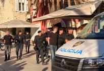 FOTO/VIDEO Policija na Rivi privela skupinu stranaca. Radi li se o navijačima Ajaxa?