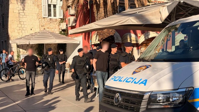 FOTO/VIDEO Policija na Rivi privela skupinu stranaca. Radi se o navijačima Ajaxa