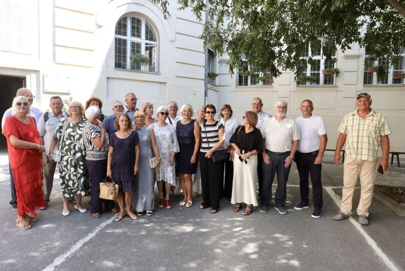 OKUPLJANJE NAKON POLA STOLJEĆA Nekadašnji učenici Vladimira Nazora ponovno u klupama, ovaj put bez straha od ispitivanja