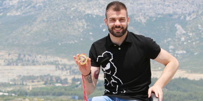 VIDEO: Bivši vratar Hajduka u sjajnoj formi, izgurao je s gola i čuvara mreže iranske reprezentacije