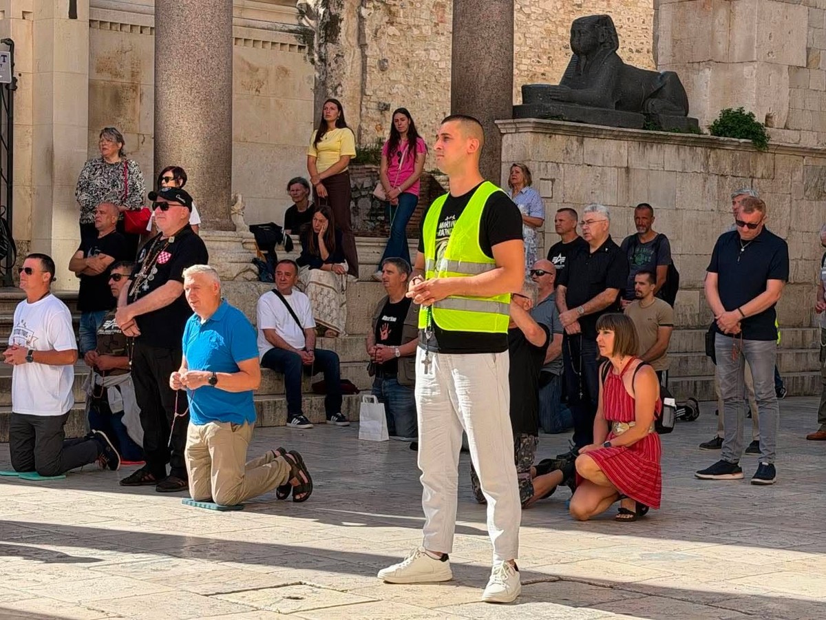 Žene ih dočekala molitvom: I ovu subotu katolički muževi su na koljenima na Peristilu