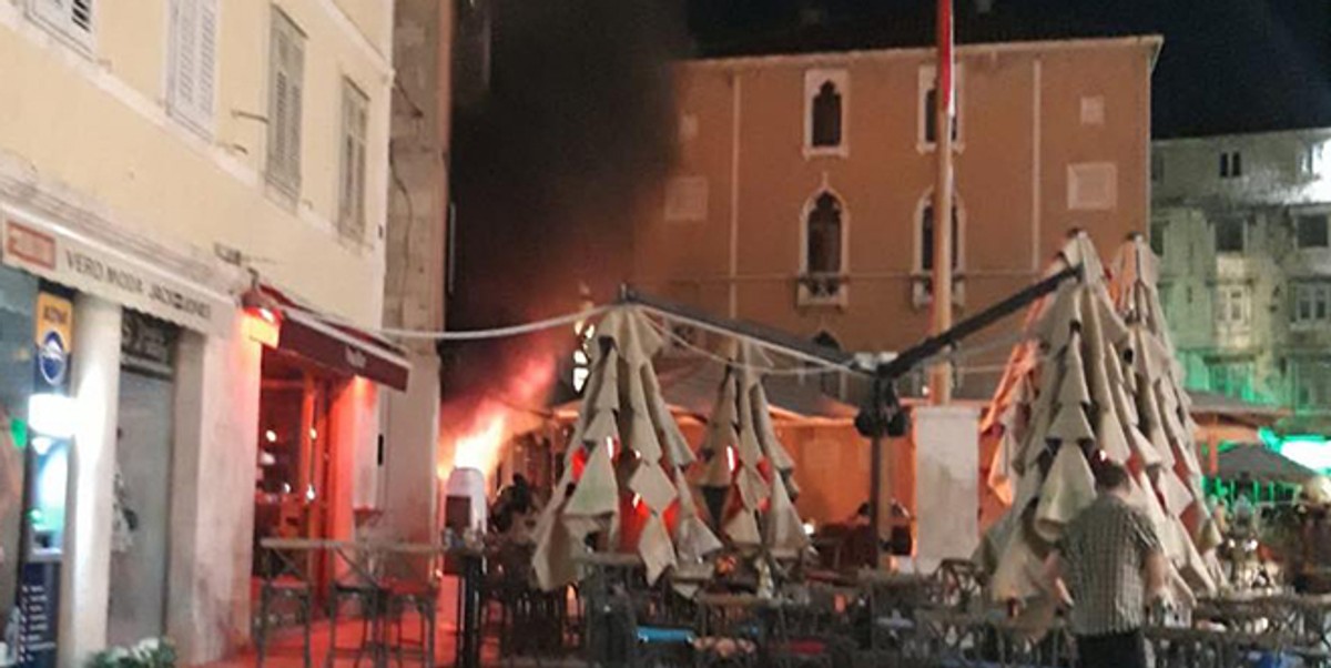 POŽAR U CENTRU SPLITA: Gori u restoranu na Pjaci!