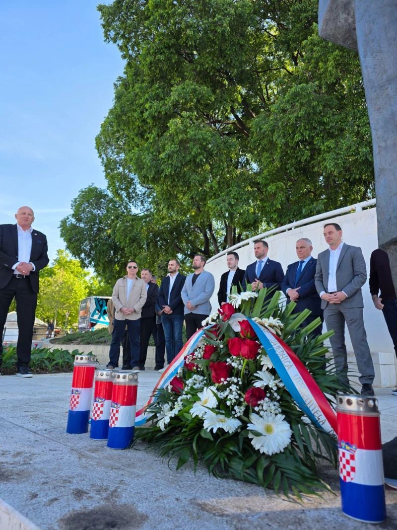 FOTO Zapaljene svijeće pred Tuđmanovim spomenikom u Splitu, evo tko mu je sve odao počast