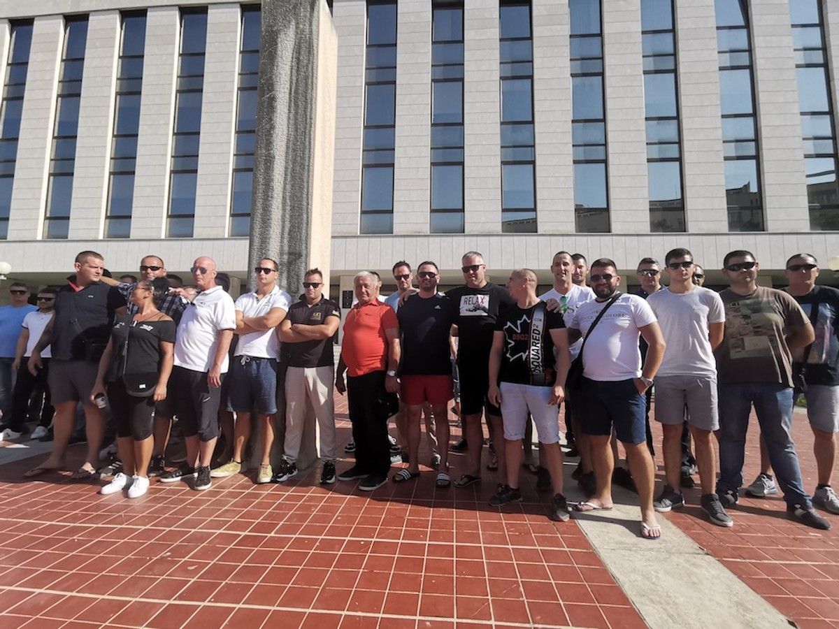 KAŠTELANSKI TAKSISTI VOZILI OD RESNIKA DO SPLITA 'Pustite Silvija Kneževića, nevin leži u zatvoru'