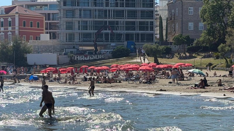 Jeftin pogled na popularnu plažu: Reklamni suncobrani na Bačvicama zbog 'rupe' u propisima