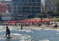 Jeftin pogled na popularnu plažu: Reklamni suncobrani na Bačvicama zbog 'rupe' u propisima
