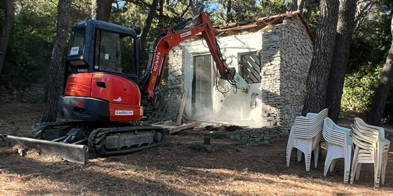 FOTO Grad Split uklonio ilegalni objekt na Benama: 'Priroda napokon na prvom mjestu'