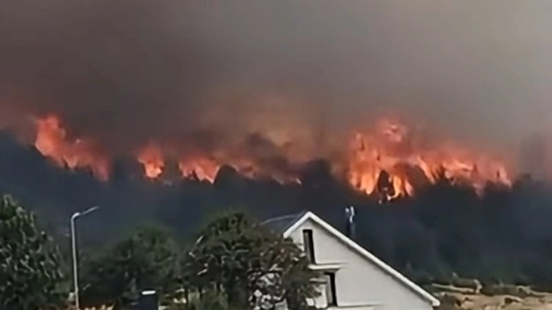 Veliki požar prijeti kućama i crkvi na Blidinju