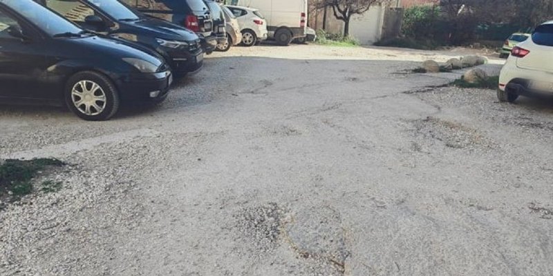 DOSTA MAKADAMA Na Gripama pokreću peticiju za uređenje puta