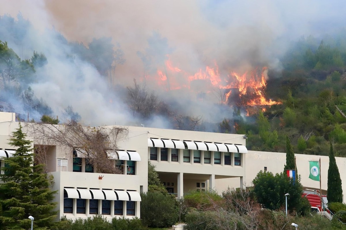 Požar iznad škole u Žrnovnici | foto: Veljko Martinović