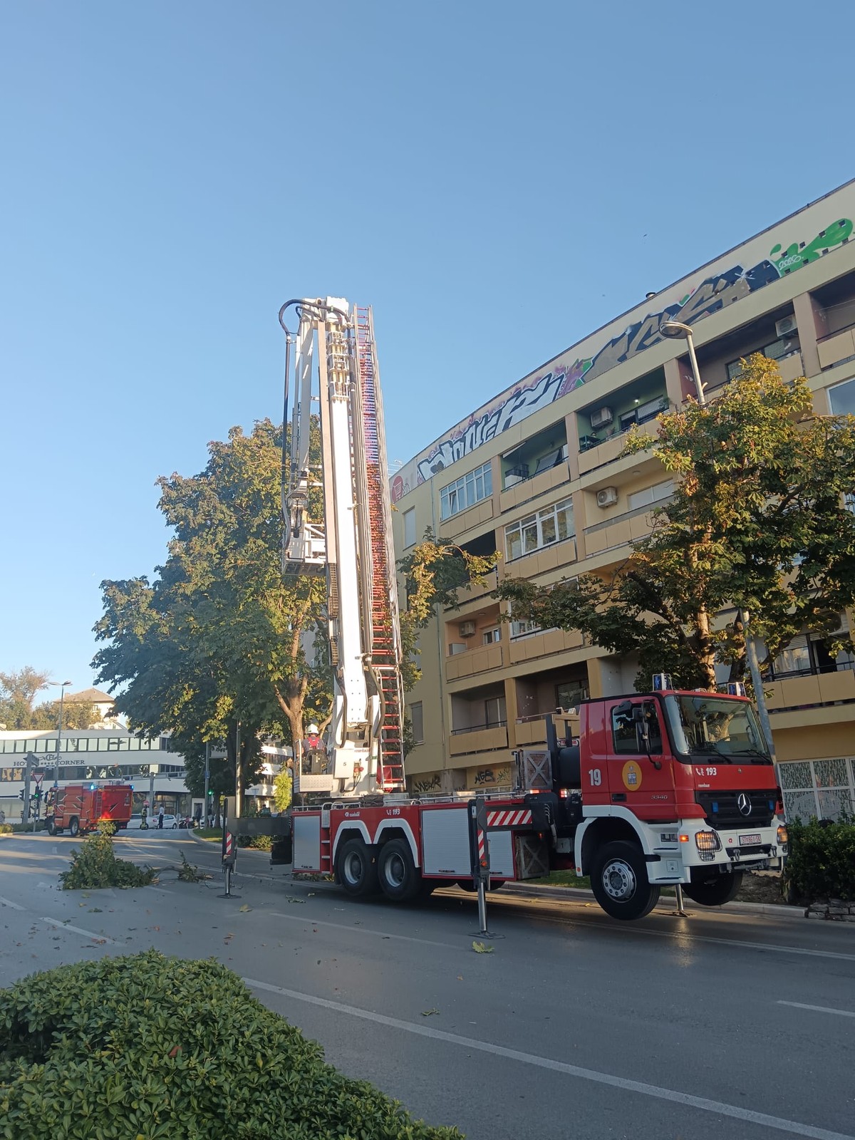 FOTO/VIDEO: ZBOG SNAŽNOG VJETRA Zatvoren dio Gundulićeve